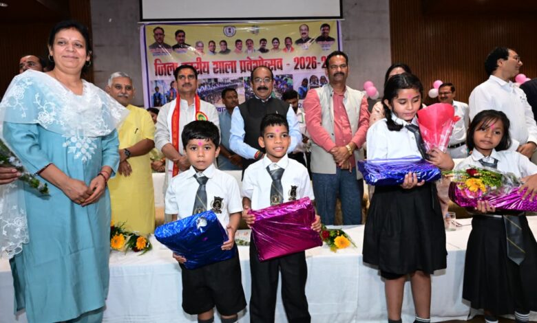 केंद्रीय राज्य मंत्री तोखन साहू और उप मुख्यमंत्री अरुण साव ने नवप्रवेशी बच्चों का तिलक लगाकर किया आत्मीय स्वागत, न्योता भोज में साथ में किया भोजन….